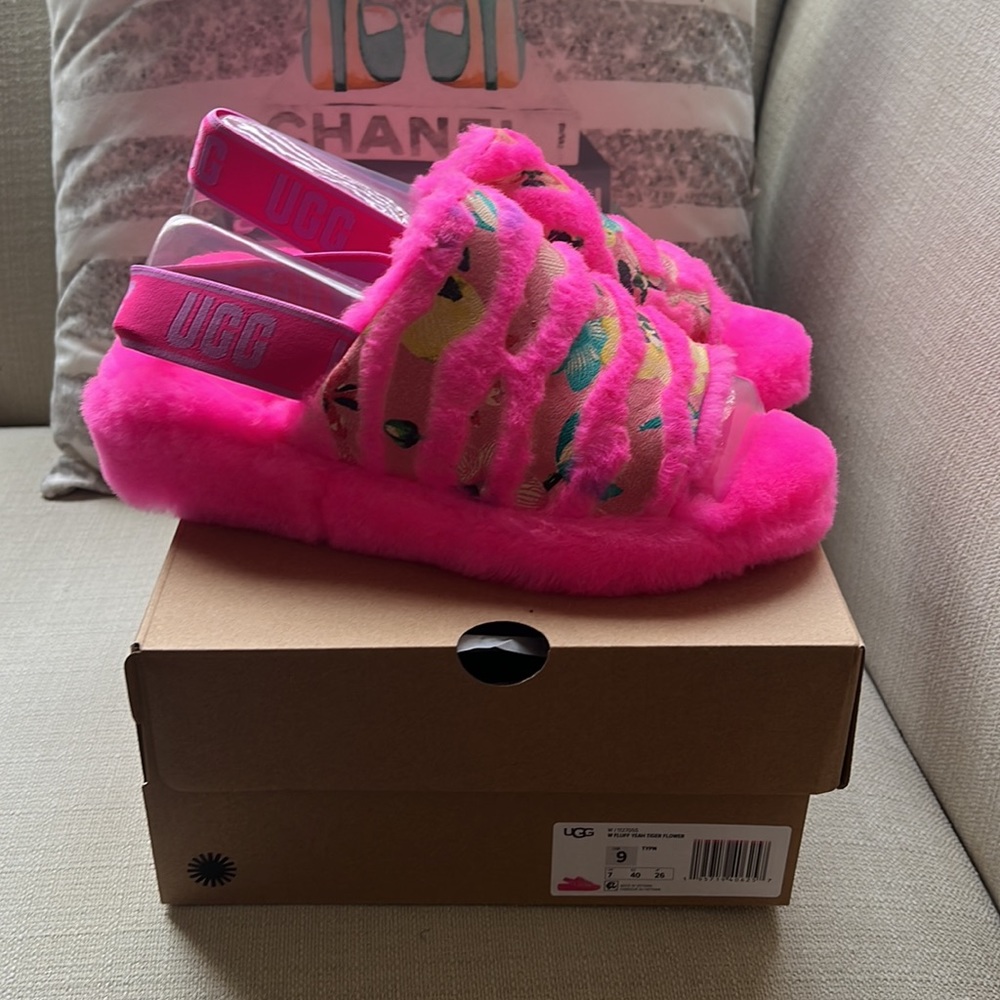 Ugg Fluff Yeah - NEW with tags Size 9
